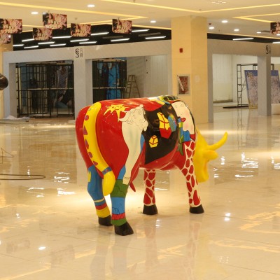 彩绘牛玻璃钢动物商场雕塑
