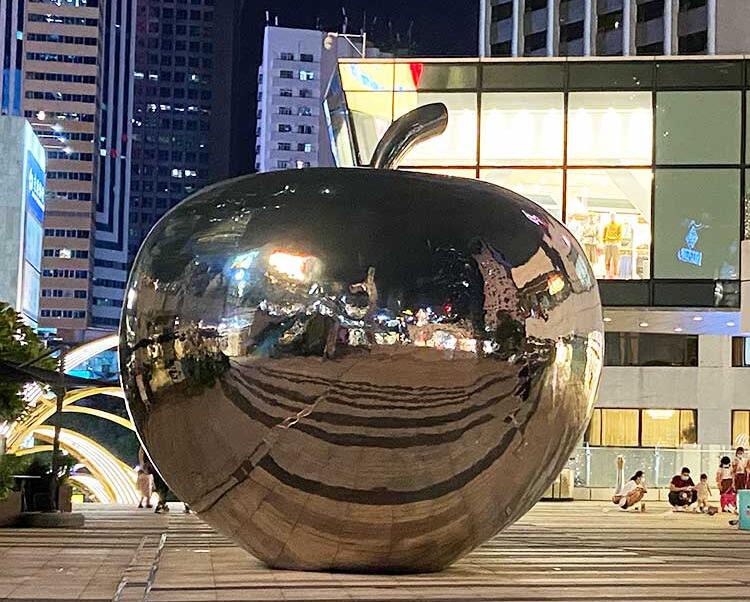 不锈钢苹果雕塑，广场最亮的那颗心!