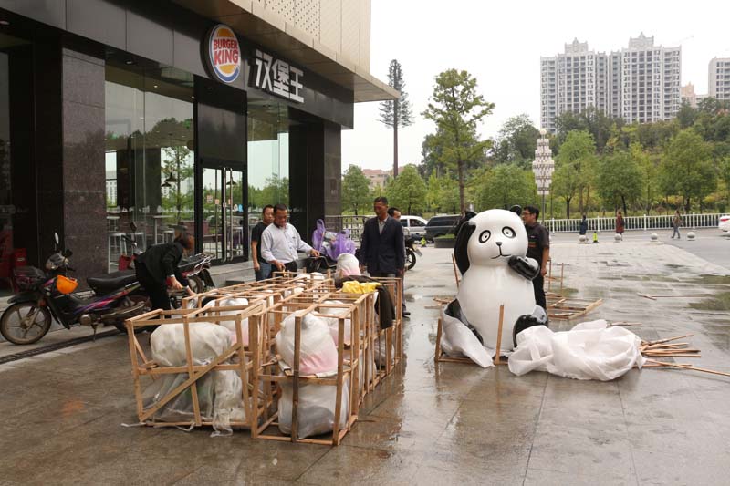 商业街广场熊猫玻璃钢雕塑