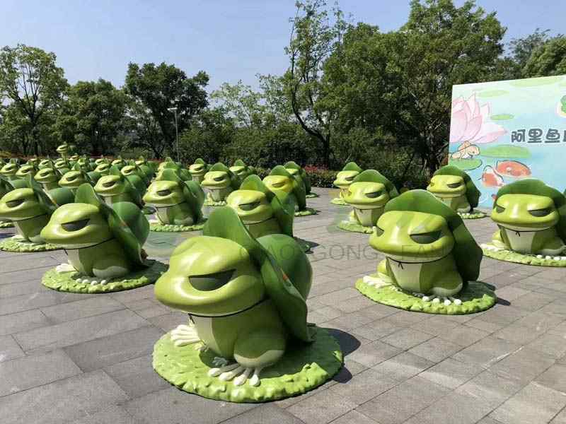 户外玻璃钢旅行青蛙雕塑门店引流幼儿园美陈园林景观草坪装饰摆件