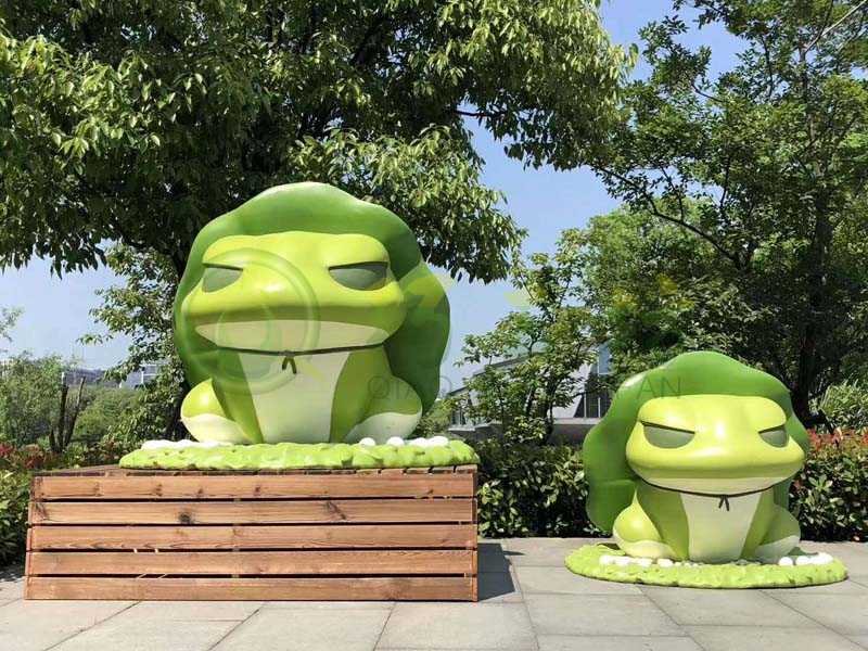 户外玻璃钢旅行青蛙雕塑门店引流幼儿园美陈园林景观草坪装饰摆件