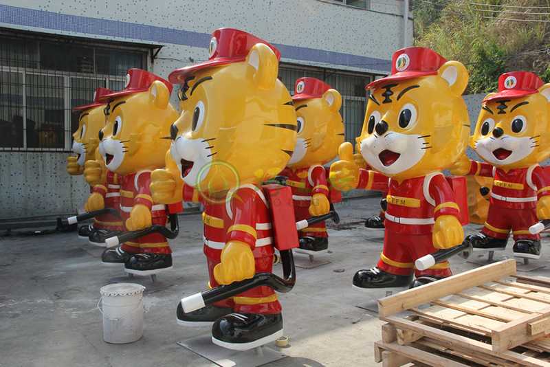 玻璃钢卡通老虎雕塑消防员动物摆件