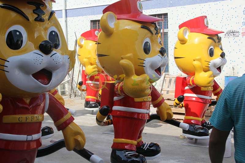 玻璃钢卡通老虎雕塑消防员动物摆件