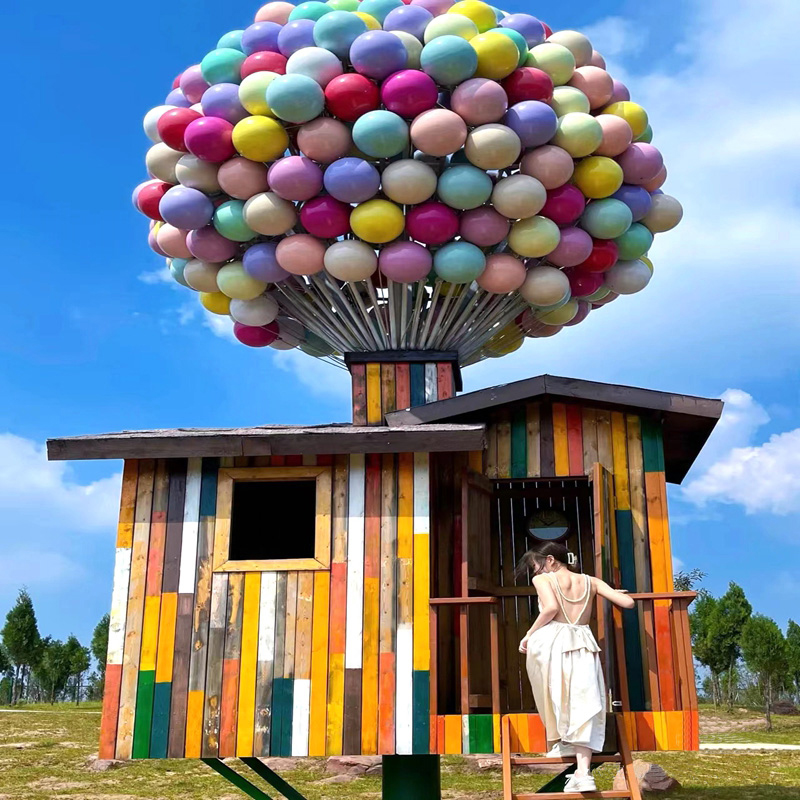 飞屋游记网红互动美陈气球雕塑旅游景区摆件